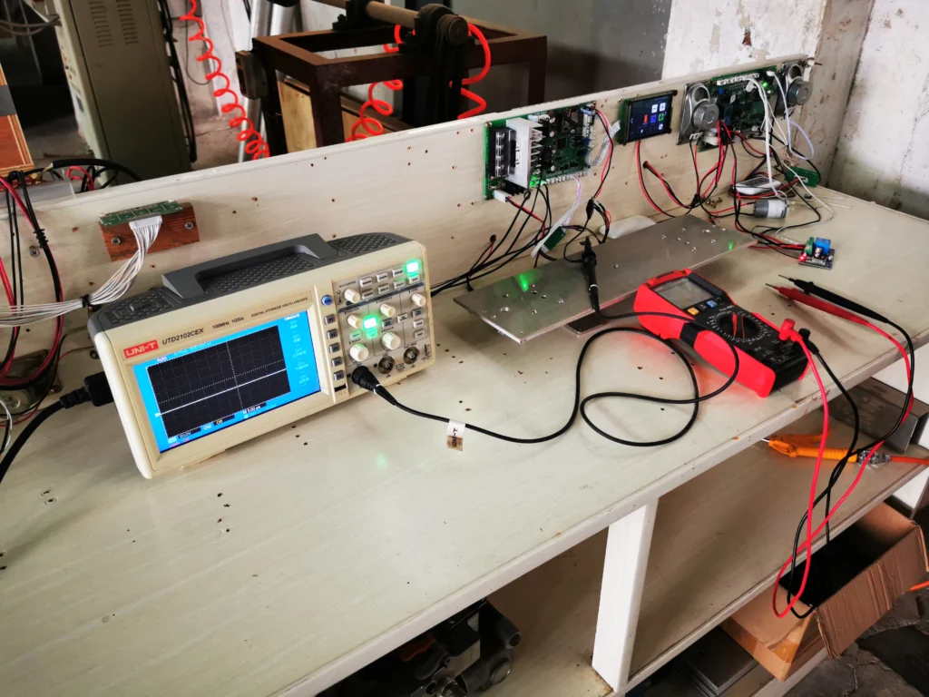 Fireplace control circuit test bench with an oscilloscope and multimeter