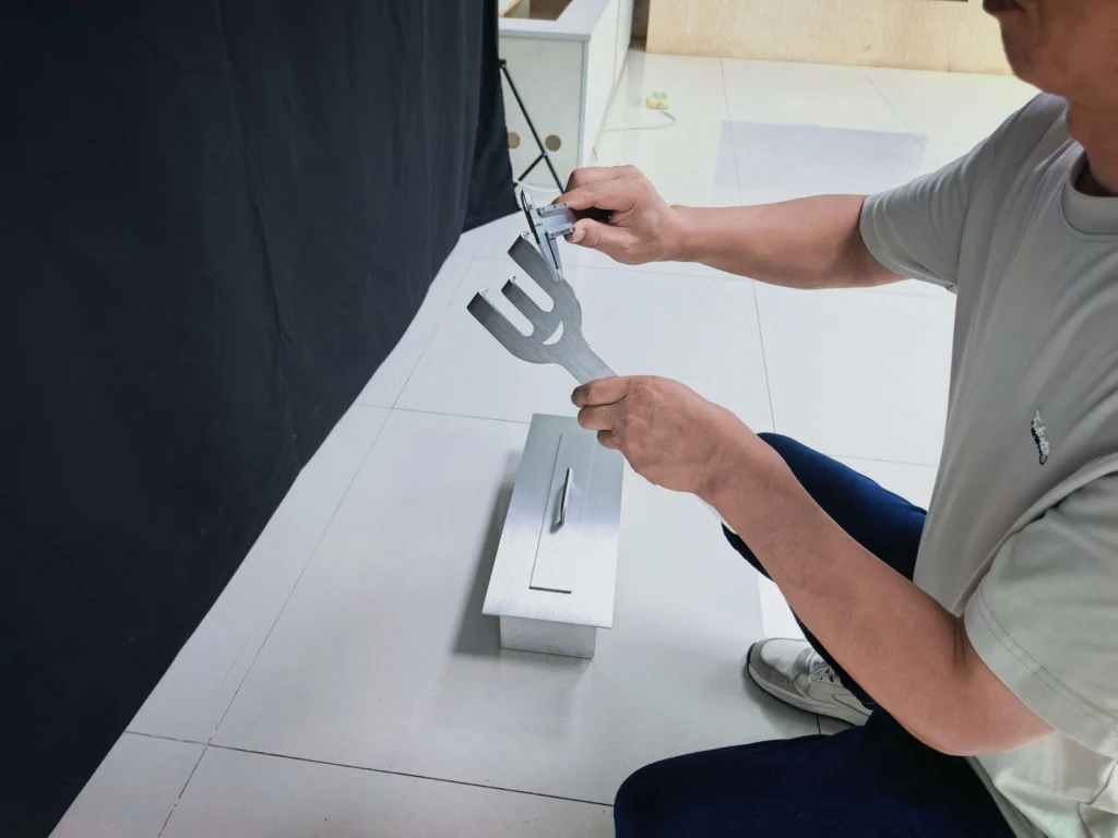 Caliper measuring a metal operating tool for a manual ethanol burner
