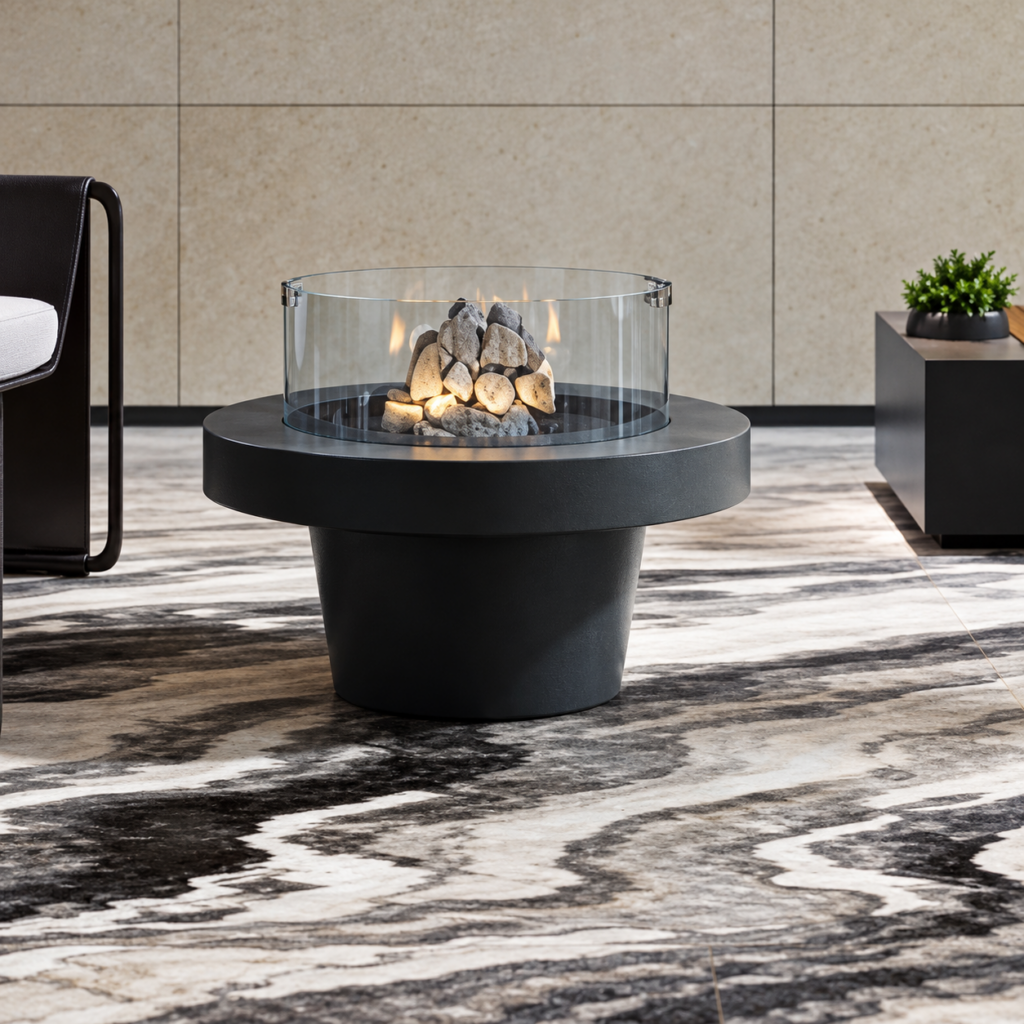 Table brasero à l’éthanol de forme effilée avec protection en verre — référence visuelle de la scène d’origine