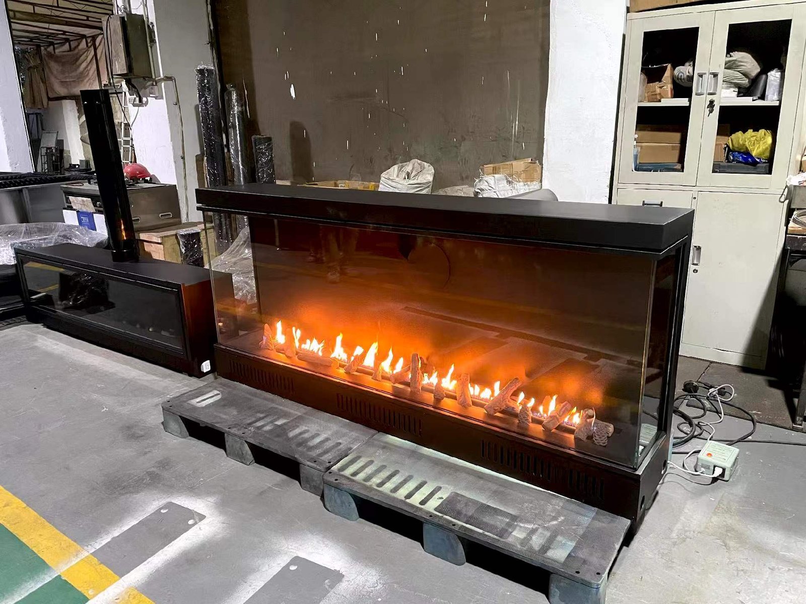 Cheminée au gaz vitrée sur trois faces - vue du produit fournie par le fournisseur